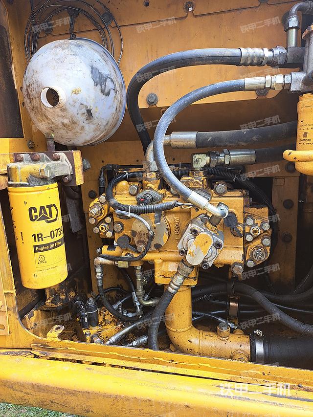 液压泵舱室正面整体（整机外观）