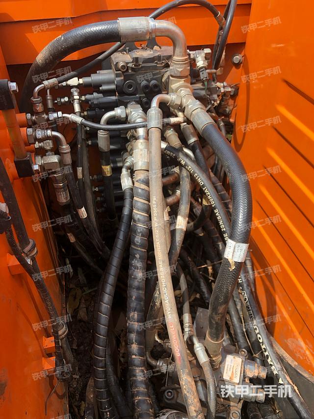 回转马达和主控阀（整机外观）