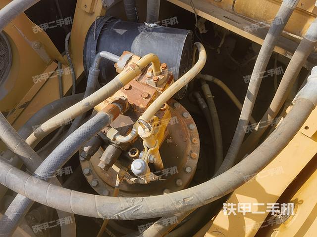 回转马达和主控阀（整机外观）