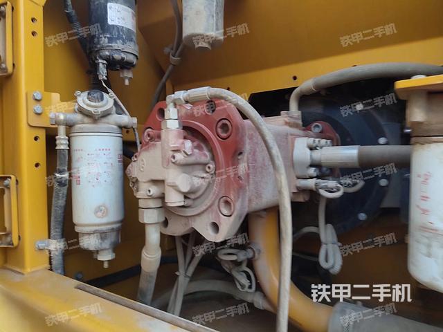 液压泵舱室正面整体（整机外观）