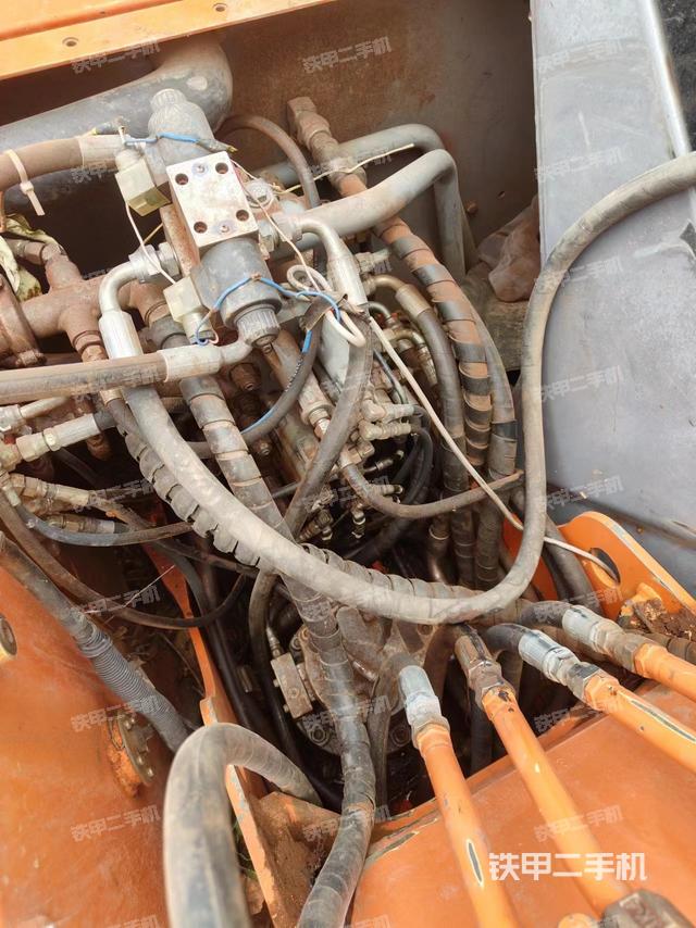 回转马达和主控阀（整机外观）