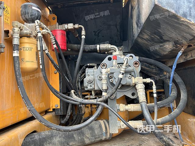 液压泵舱室正面整体（整机外观）