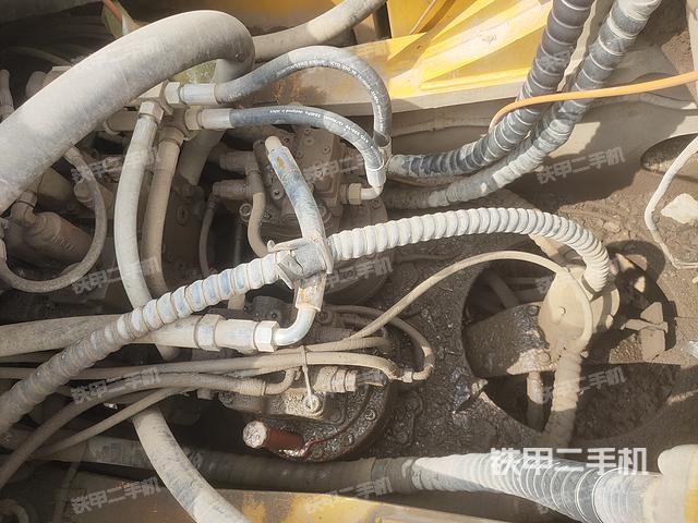 液压泵舱室正面整体（整机外观）