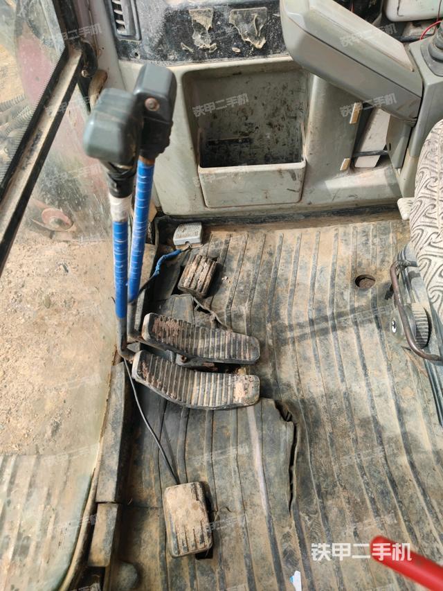 行走控制手柄和踏板?俯拍（駕駛室部分）