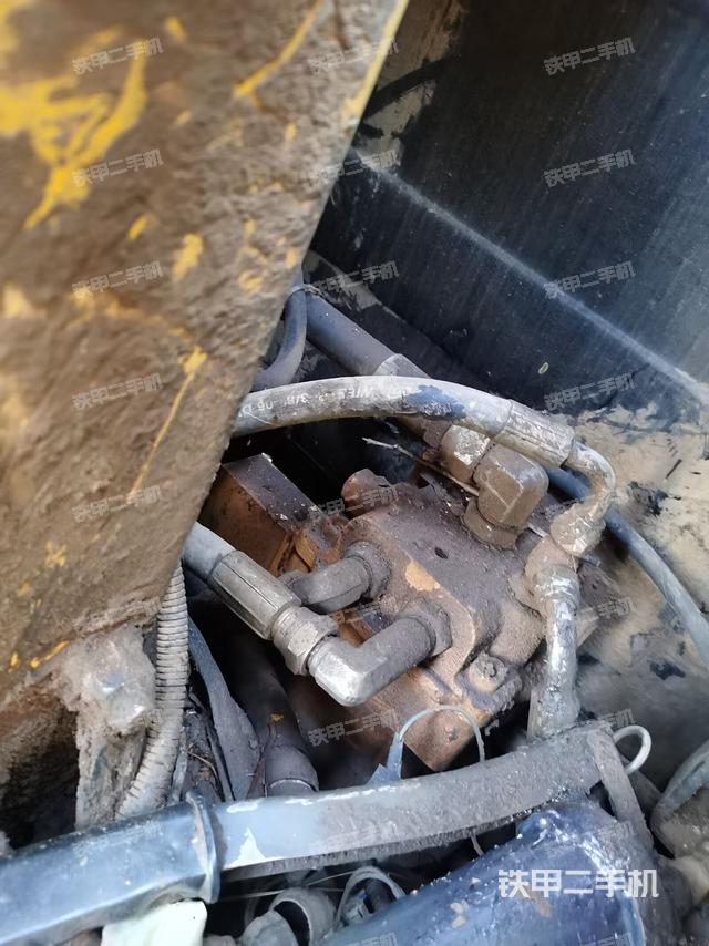 回转马达和主控阀（整机外观）