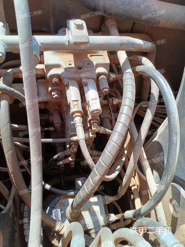 回转马达和主控阀（整机外观）