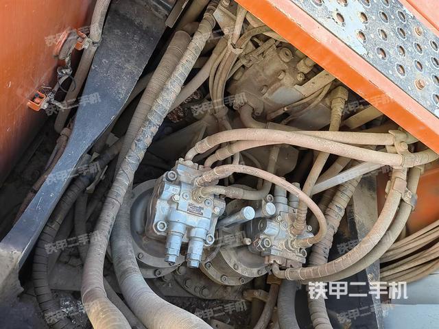 回转马达和主控阀（整机外观）