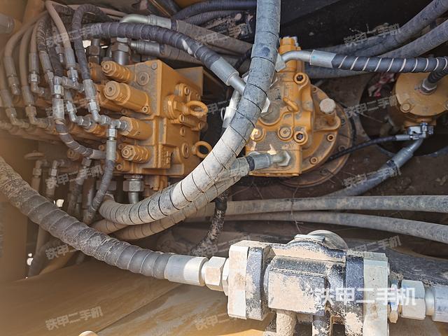 回转马达和主控阀（整机外观）