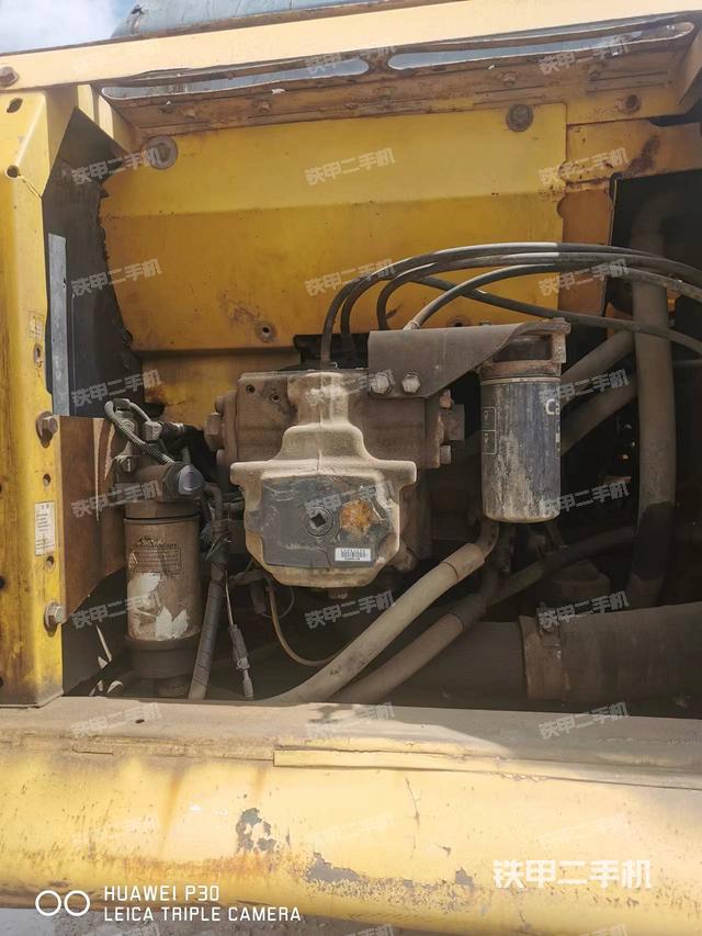 液压泵舱室正面整体（整机外观）