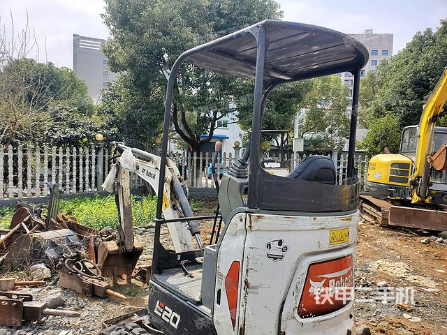 驾驶室顶部（整机外观）