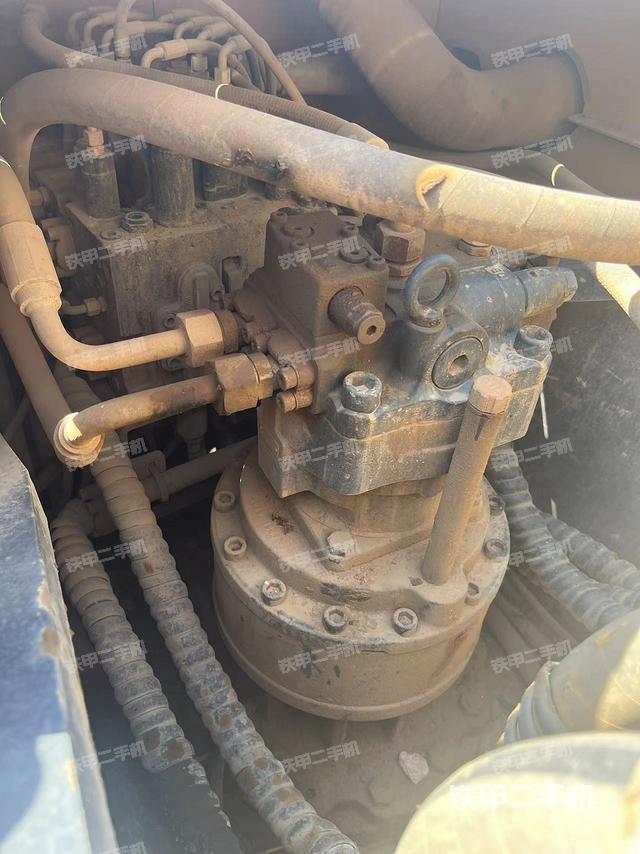 回转马达和主控阀（整机外观）