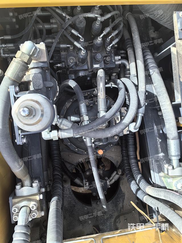 回转马达和主控阀（整机外观）