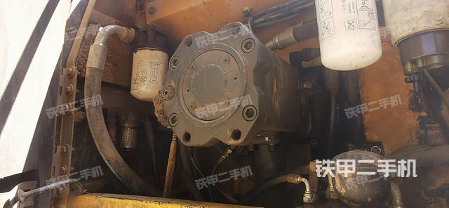 液压泵舱室正面整体（整机外观）