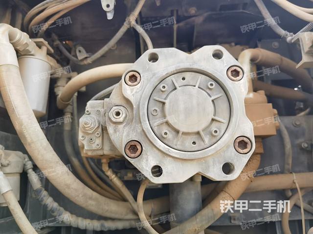 液压泵舱室正面整体（整机外观）