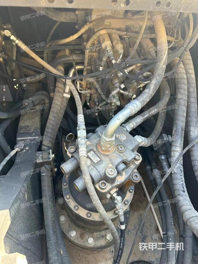 回转马达和主控阀（整机外观）