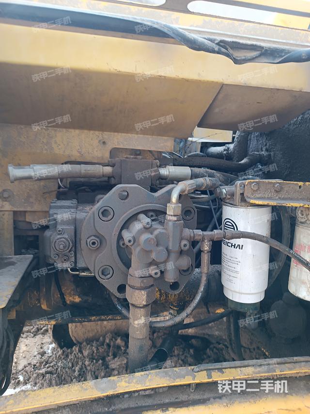 液压泵舱室正面整体（整机外观）