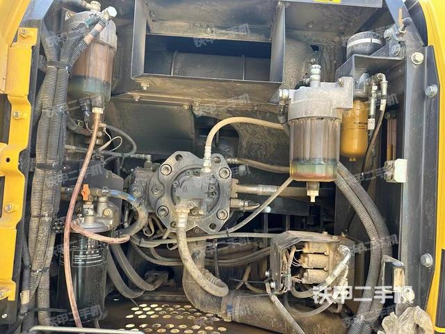 液压泵舱室正面整体（整机外观）