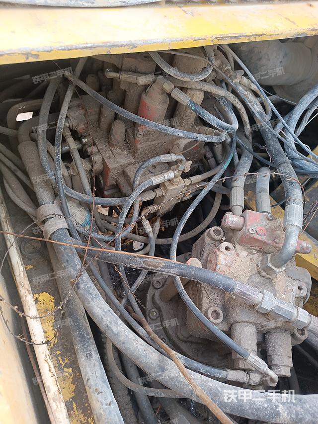 回转马达和主控阀（整机外观）