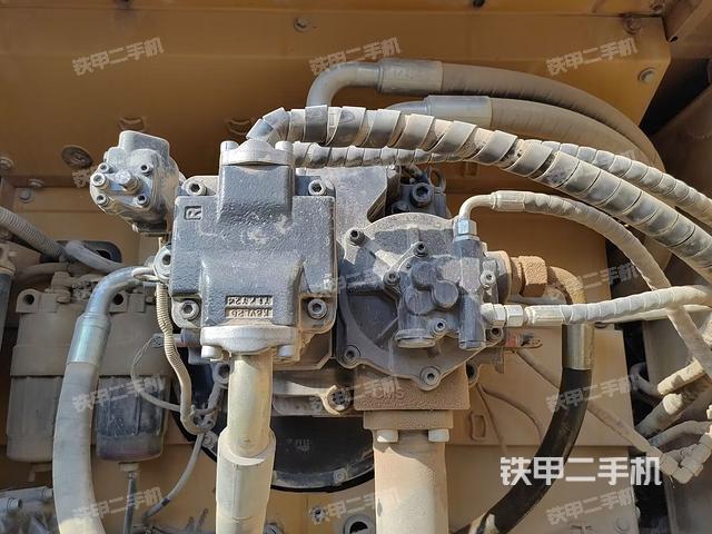 液压泵舱室正面整体（整机外观）