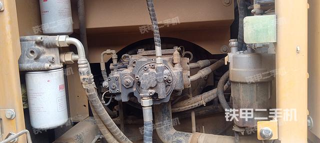 液压泵舱室正面整体（整机外观）