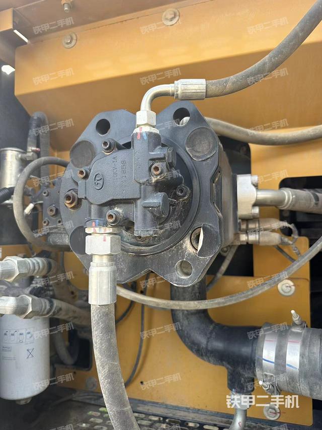 液压泵舱室正面整体（整机外观）