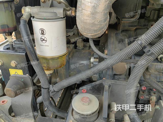 液压泵舱室正面整体（整机外观）