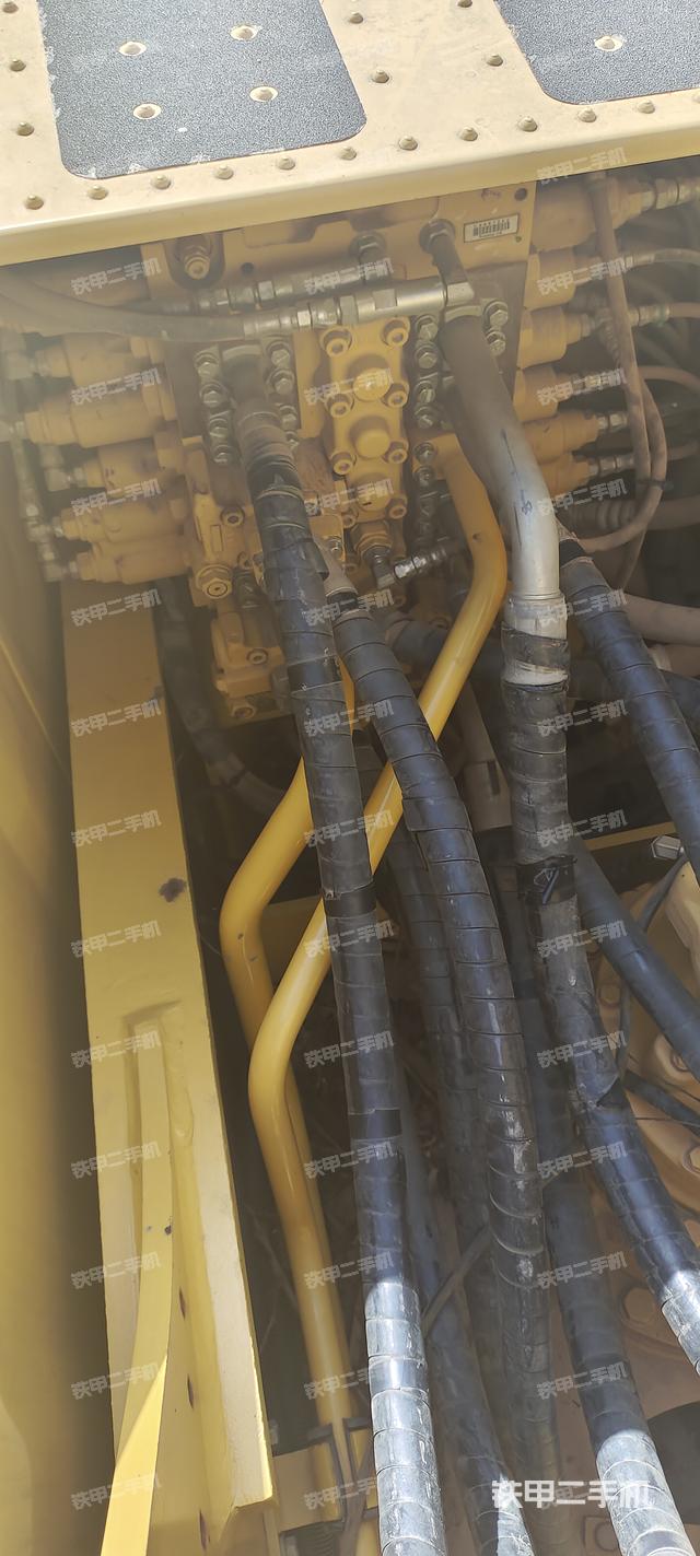 液压泵舱室正面整体（整机外观）