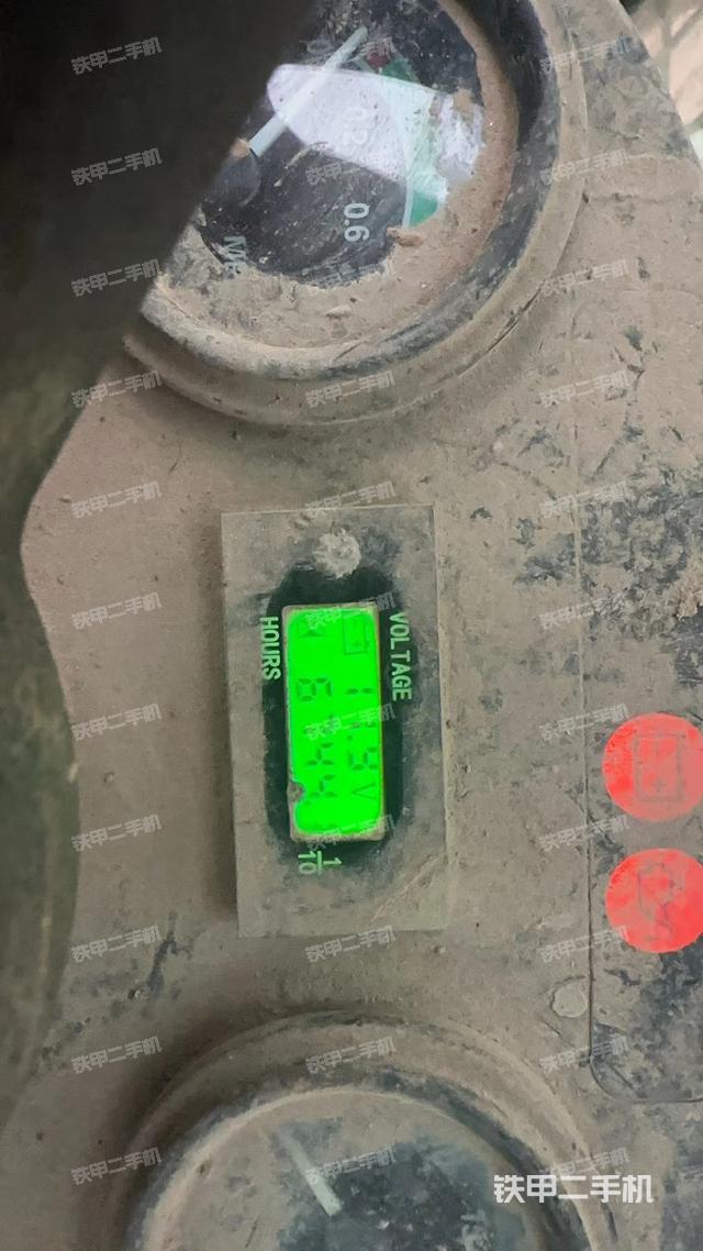 液压泵舱室正面整体（整机外观）