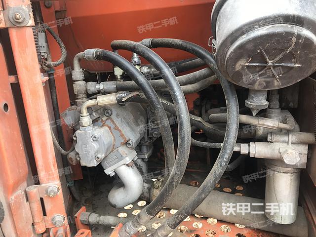 液压泵舱室正面整体（整机外观）