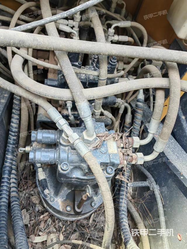 回转马达和主控阀（整机外观）