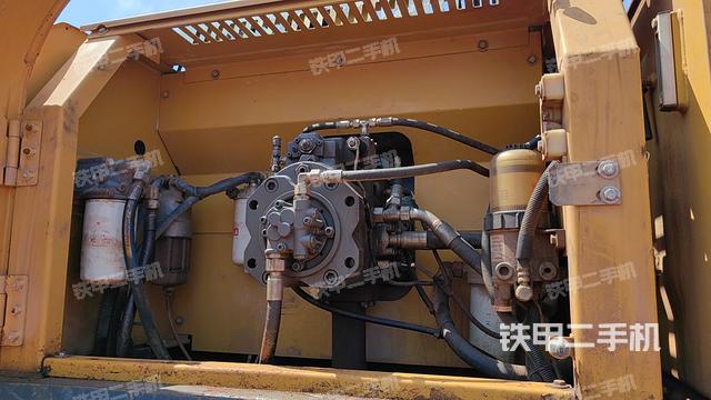 液压泵舱室正面整体（整机外观）