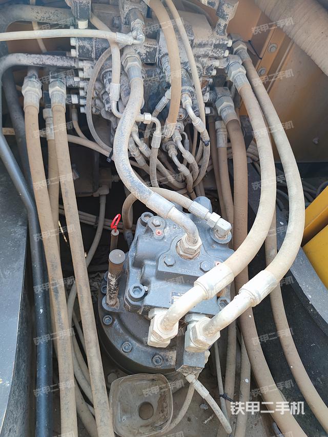 回转马达和主控阀（整机外观）