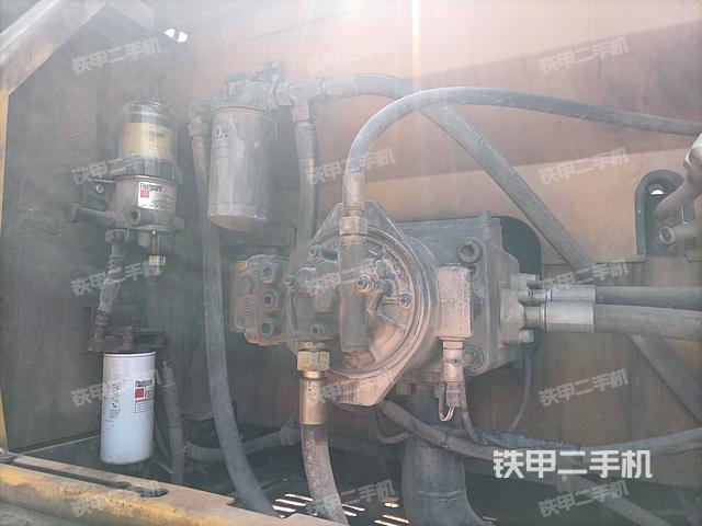 液压泵舱室正面整体（整机外观）