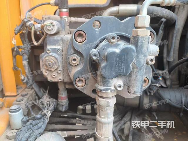 液压泵舱室正面整体（整机外观）