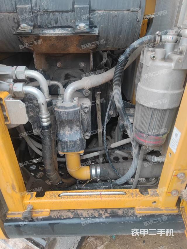 液压泵舱室正面整体（整机外观）