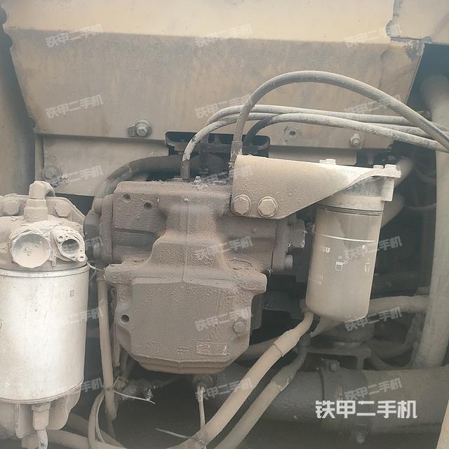 液压泵舱室正面整体（整机外观）