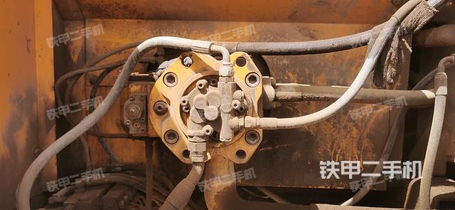 液压泵舱室正面整体（整机外观）