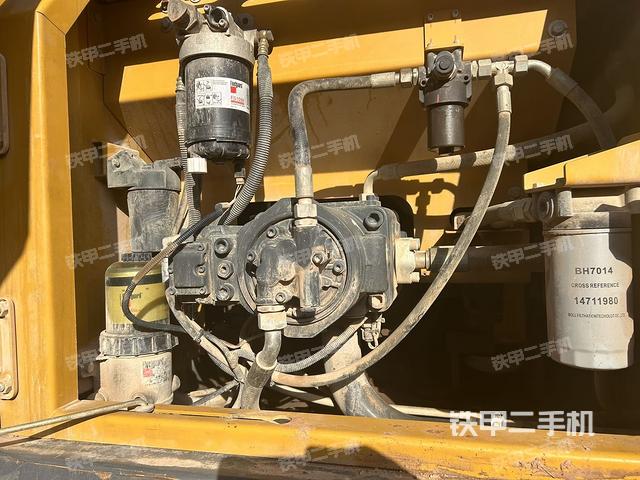 液压泵舱室正面整体（整机外观）