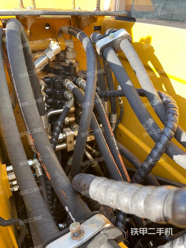 回转马达和主控阀（整机外观）