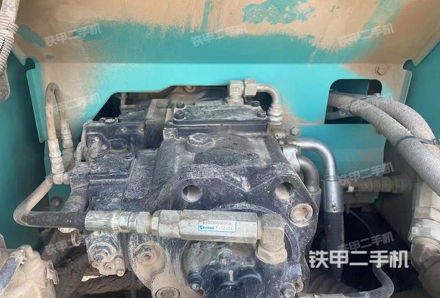 液压泵舱室正面整体（整机外观）