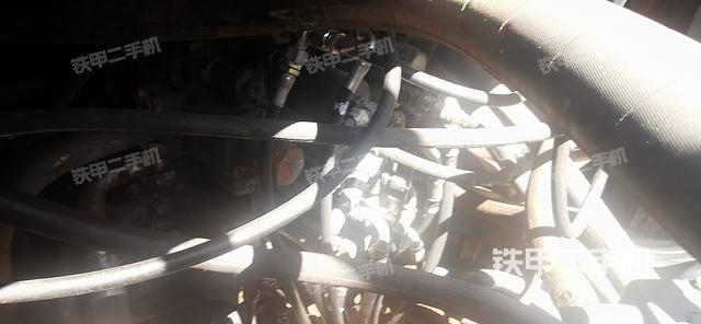 回转马达和主控阀（整机外观）