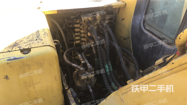 回转马达和主控阀（整机外观）