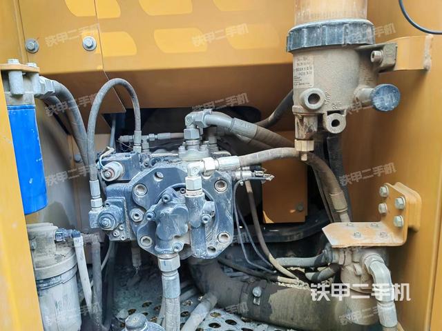 液压泵舱室正面整体（整机外观）