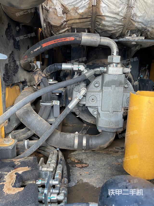 液压泵舱室正面整体（整机外观）