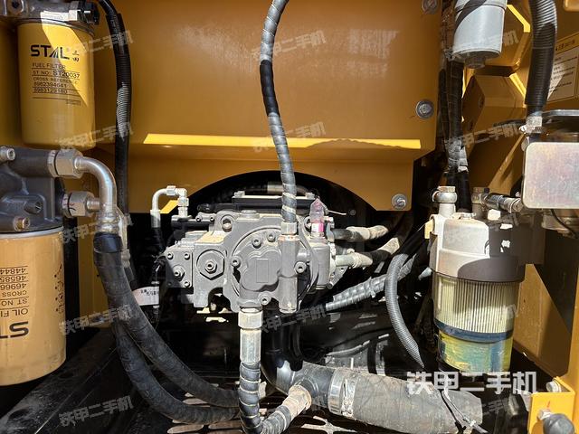 液压泵舱室正面整体（整机外观）