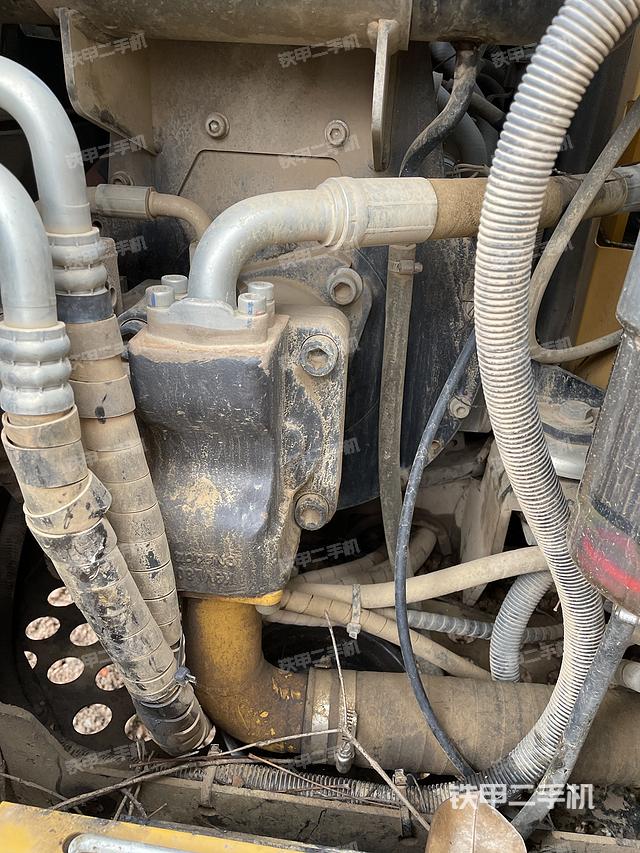 液压泵舱室正面整体（整机外观）