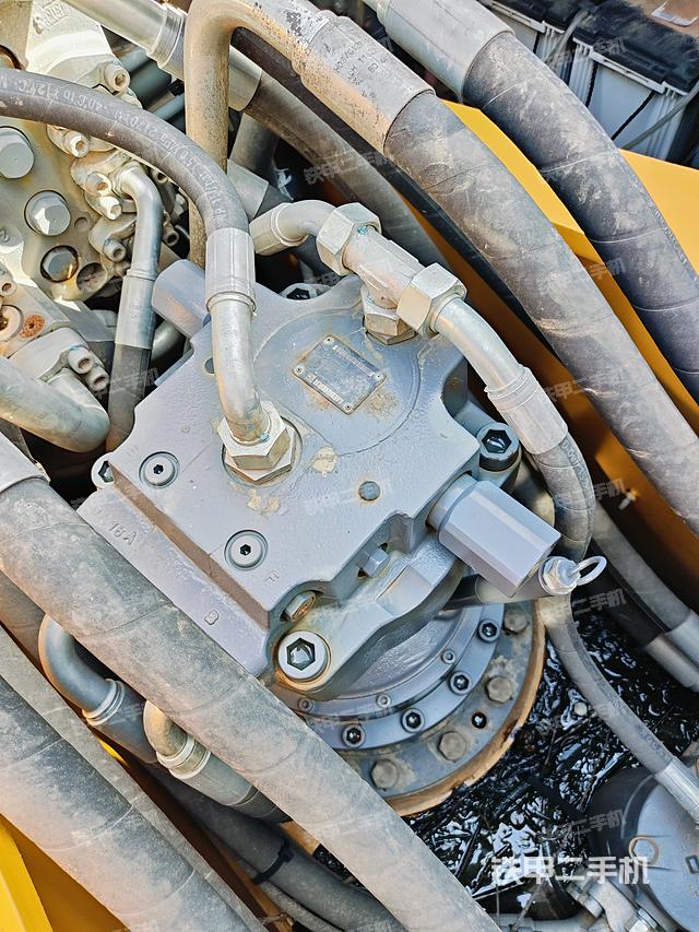 回转马达和主控阀（整机外观）