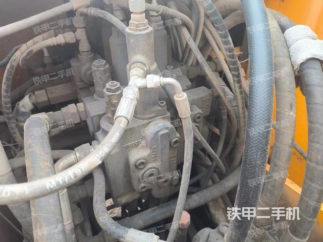 回转马达和主控阀（整机外观）