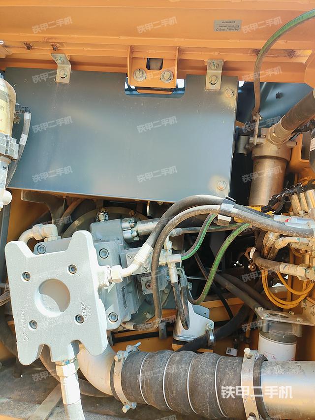 液压泵舱室正面整体（整机外观）