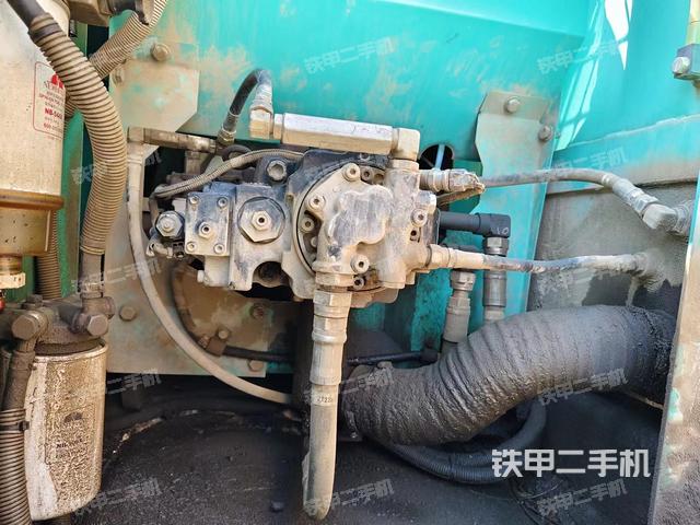 液压泵舱室正面整体（整机外观）